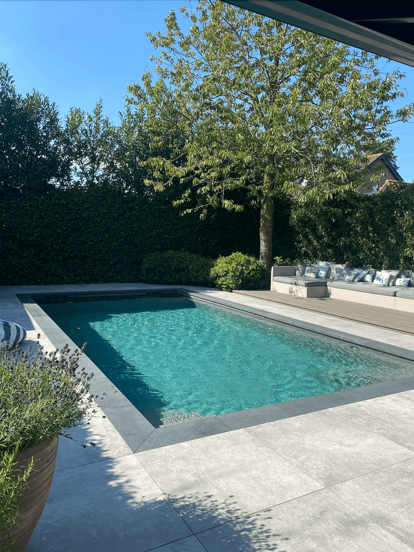 Tuin met zwembad