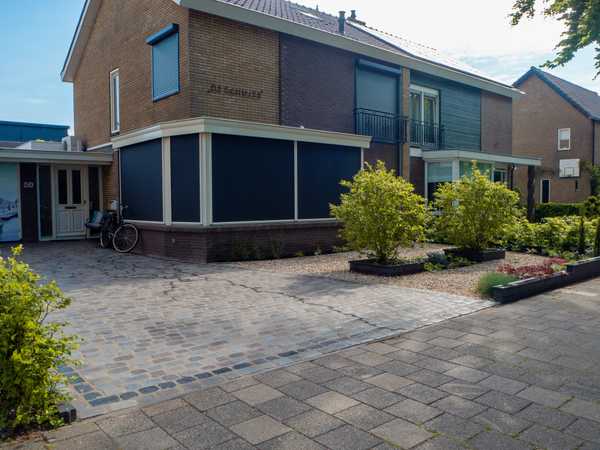 Oprit en voortuin